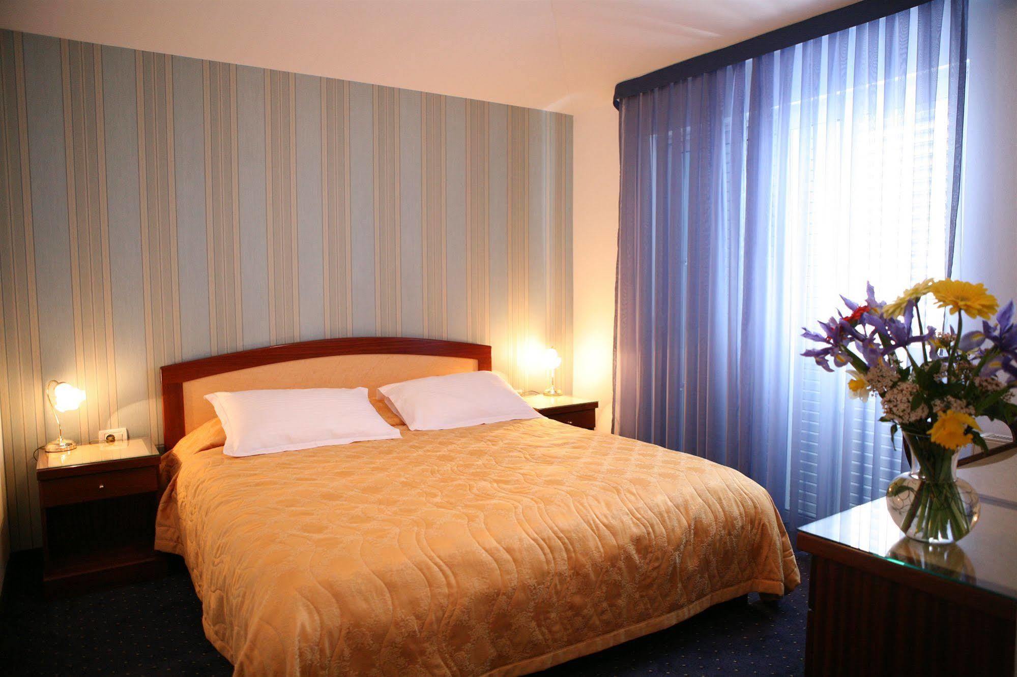 Villa Mediterana Seget Vranjica Extérieur photo